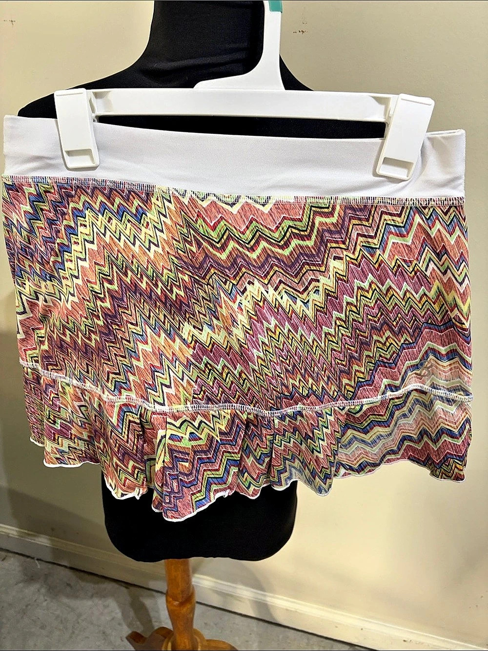 Sofibella Women's Geometric Mini Skirt in Multicolor & Pink